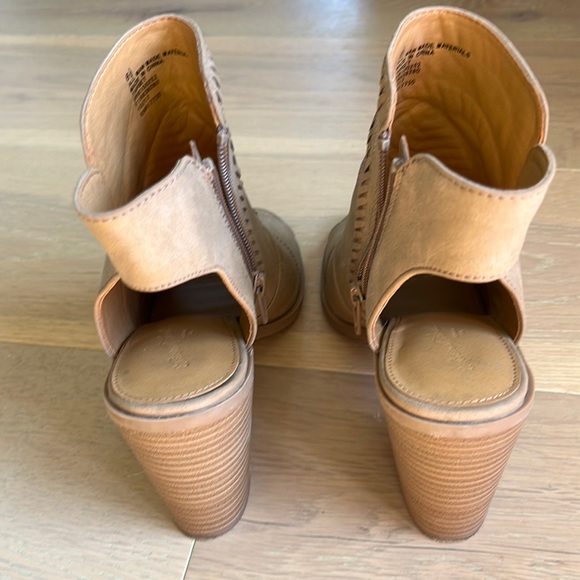 Universal Thread Shoes - Picture 3 of 7